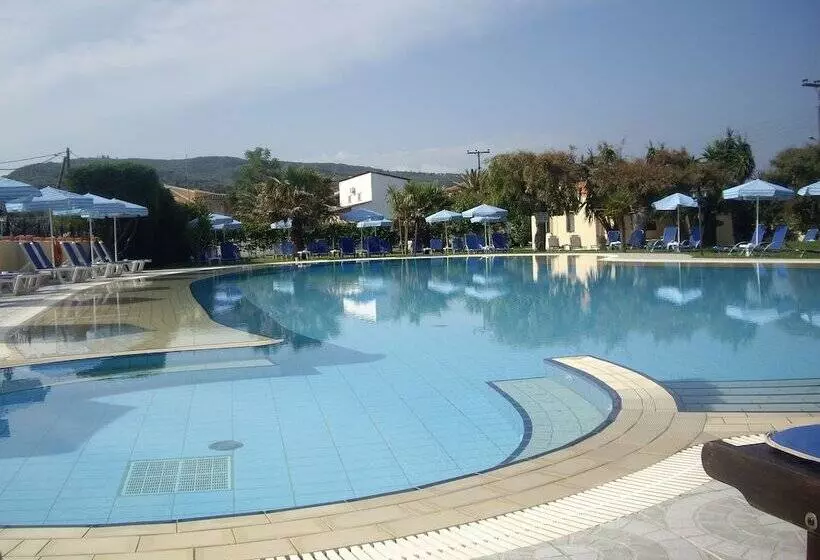 Отель Ninos On The Beach