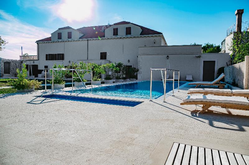 هتل Apartments Villa Riva