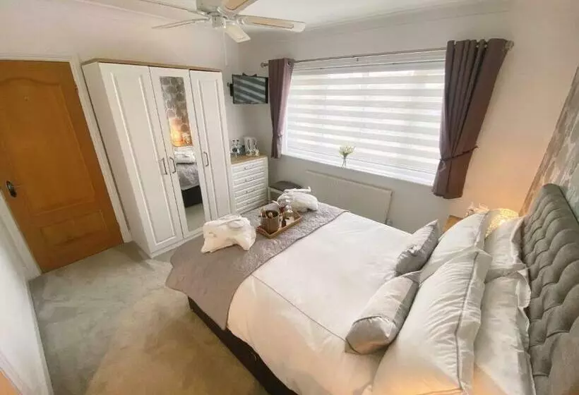 Keppel Gate B&b   Silver Birch Ensuite Room