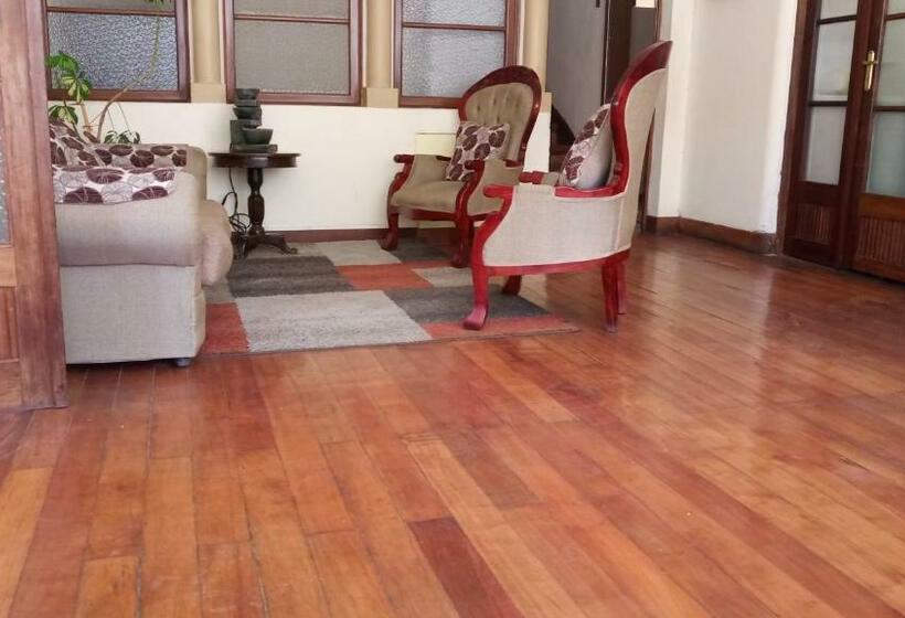 بنسيون Hostal Tres Casas