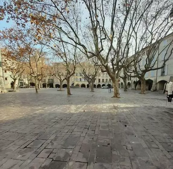 ベッドアンドブレックファースト Petit Cocon En Plein Centre Historique D Uzès   Place Aux Herbes En Zone Piétonnière