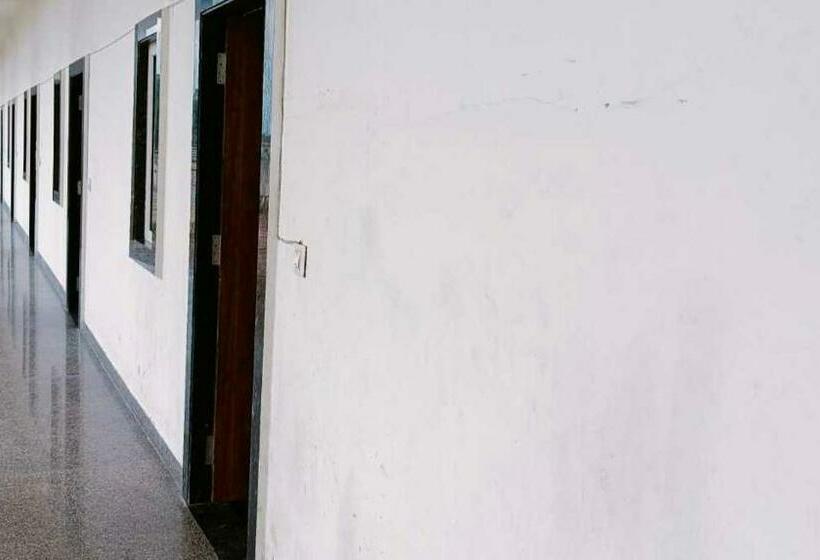 Отель Pop 84706  J S R Palace Gardens