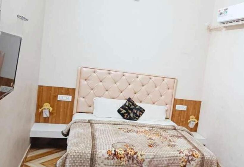 Отель Pop 84706  J S R Palace Gardens