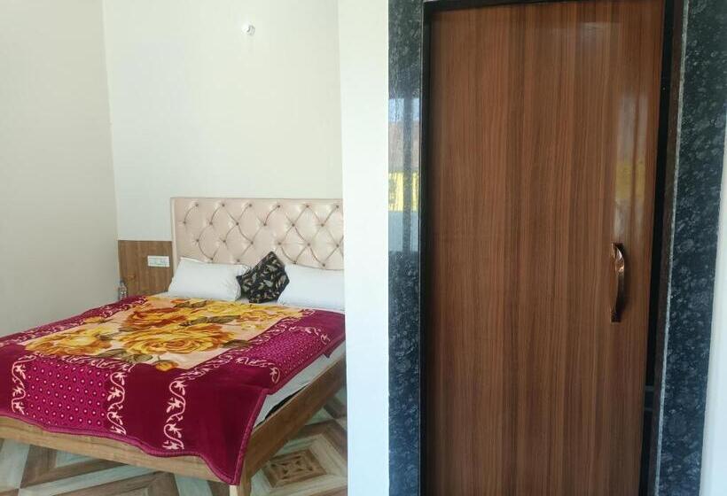 Отель Pop 84706  J S R Palace Gardens