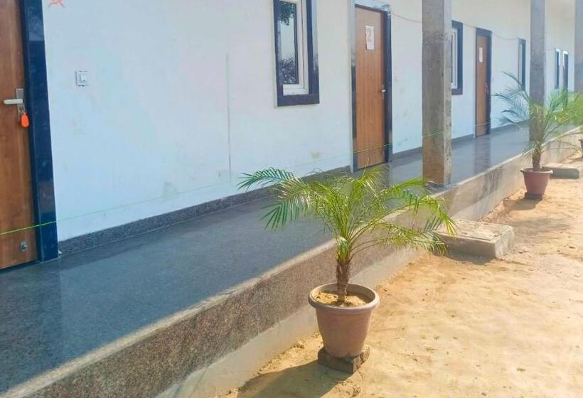 Отель Pop 84706  J S R Palace Gardens