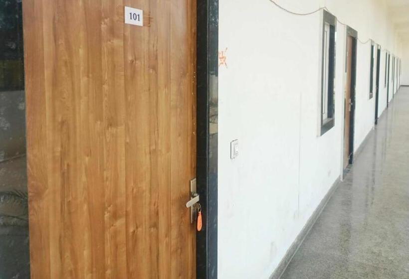 Отель Pop 84706  J S R Palace Gardens