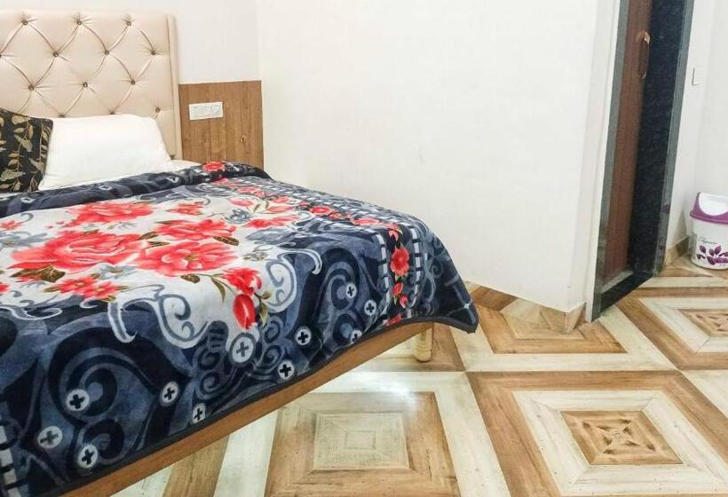 Отель Pop 84706  J S R Palace Gardens