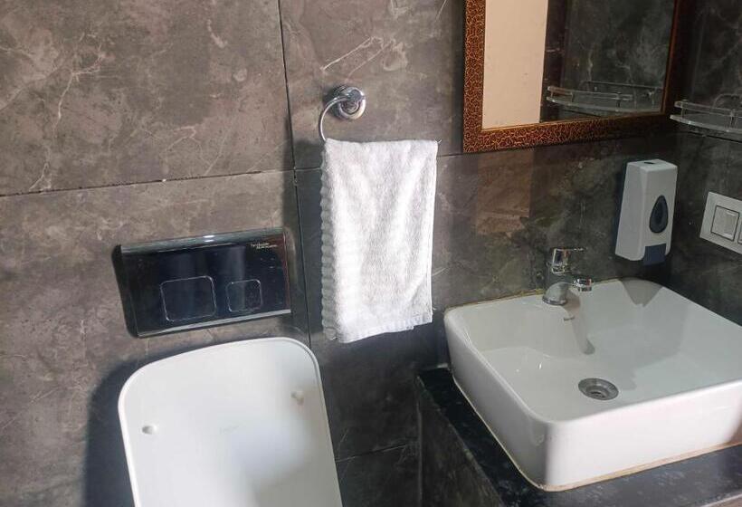 Отель Pop 84706  J S R Palace Gardens