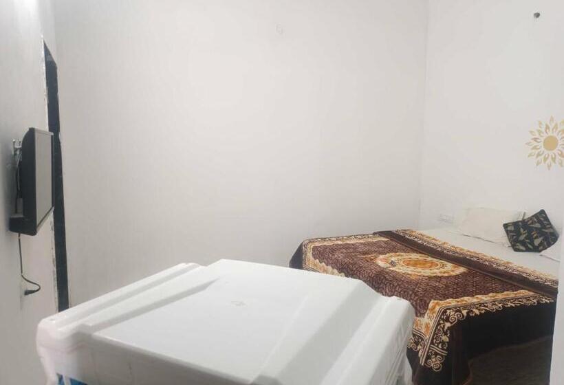 Отель Pop 84706  J S R Palace Gardens