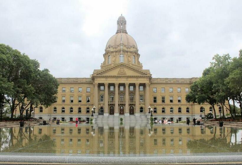 Private Room In Oliver 104 Ave, Across Grand Mcewan University, Norquest College, A Chic Location!