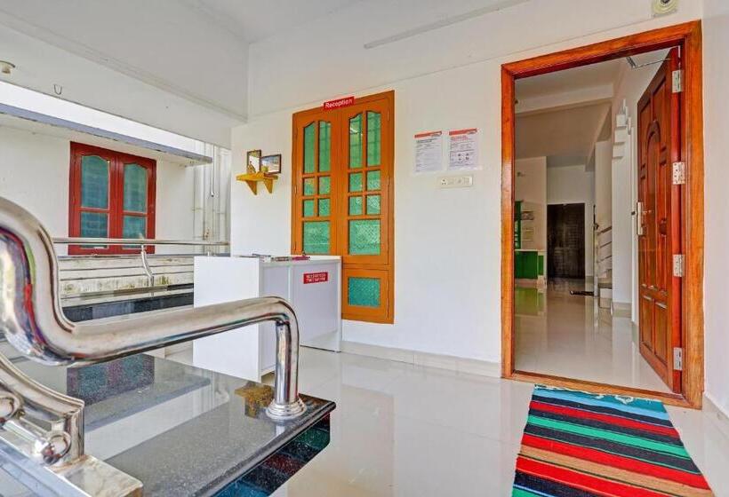 هتل Capital O Pop Tavern Kazhakkottam