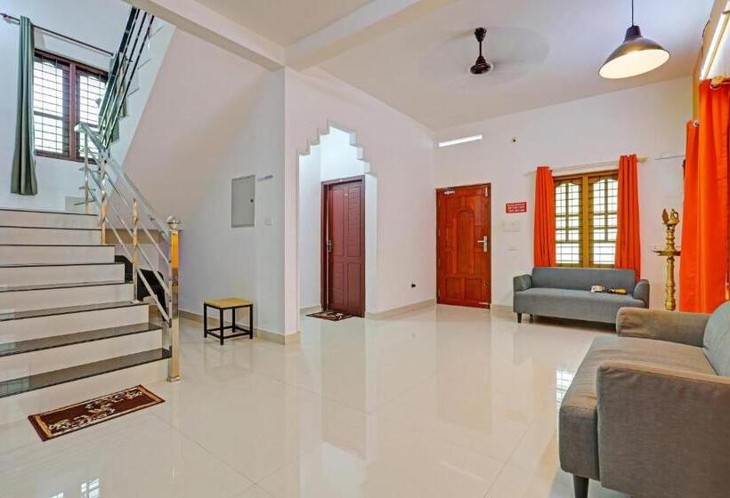 هتل Capital O Pop Tavern Kazhakkottam