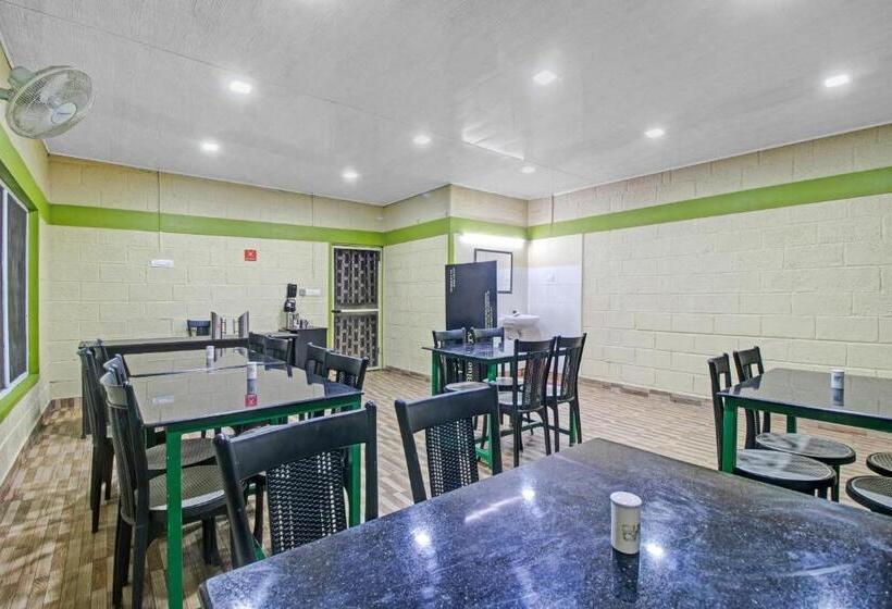 هتل Capital O Pop Tavern Kazhakkottam