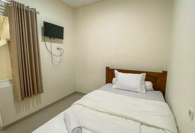 ホテル Nipa Guest House Near Universitas Widyagama Mitra Reddoorz
