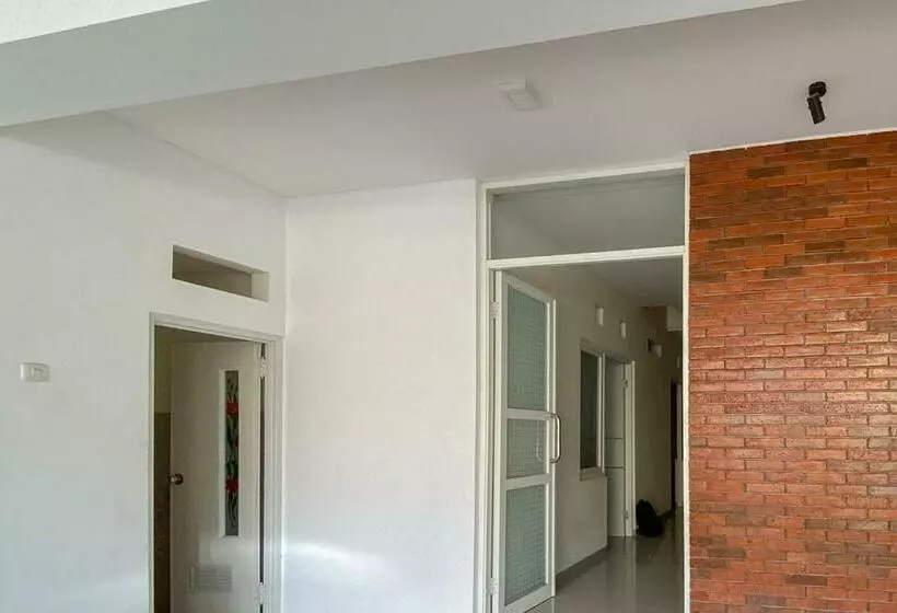 ホテル Nipa Guest House Near Universitas Widyagama Mitra Reddoorz