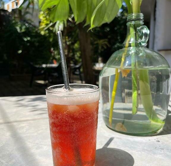 Una Beach Hotel & Olu Cafe