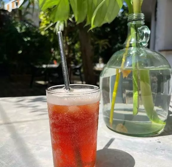 Una Beach Hotel & Olu Cafe