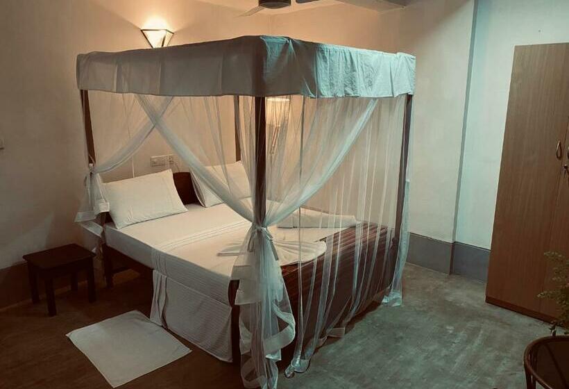 Una Beach Hotel & Olu Cafe