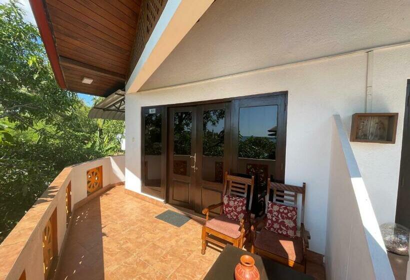 Una Beach Hotel & Olu Cafe