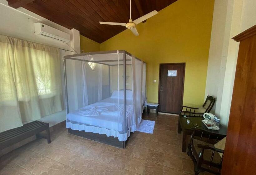 Una Beach Hotel & Olu Cafe