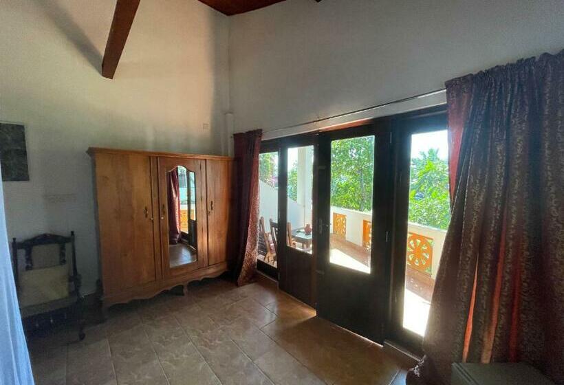 Una Beach Hotel & Olu Cafe