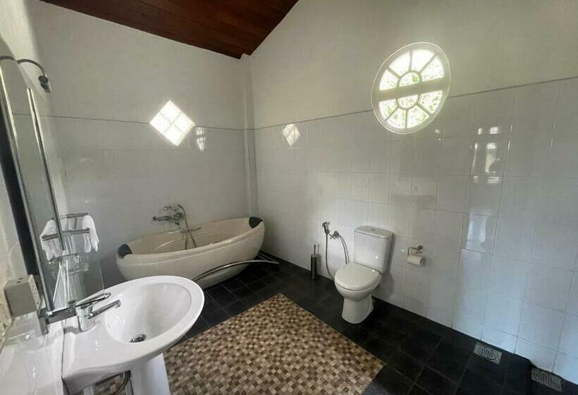 Una Beach Hotel & Olu Cafe