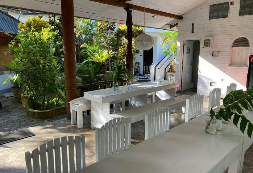 Una Beach Hotel & Olu Cafe