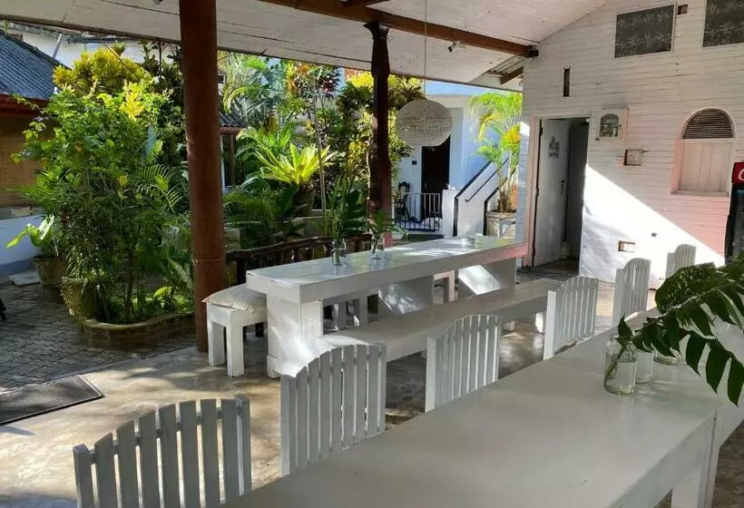 Una Beach Hotel & Olu Cafe