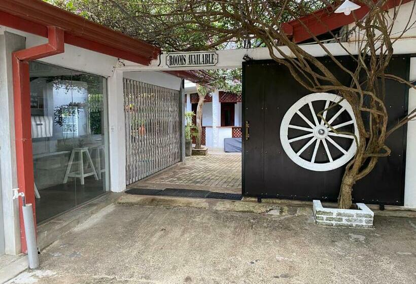 Una Beach Hotel & Olu Cafe