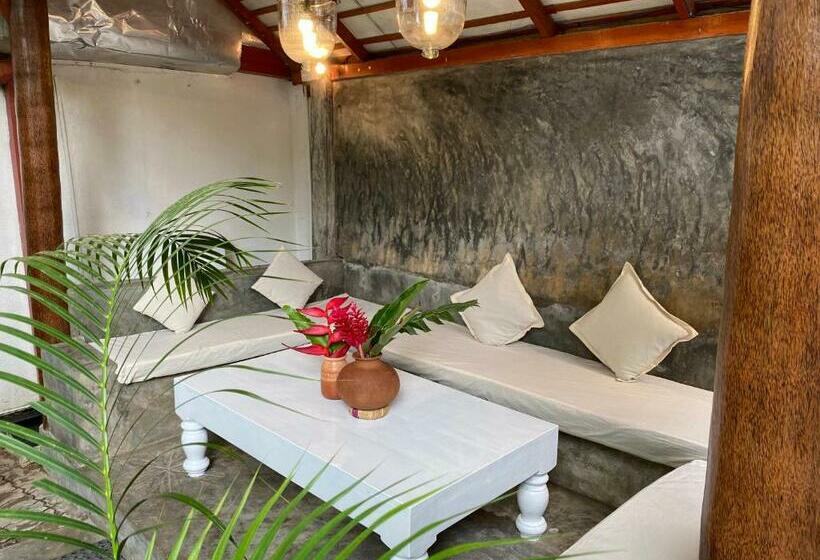 Una Beach Hotel & Olu Cafe