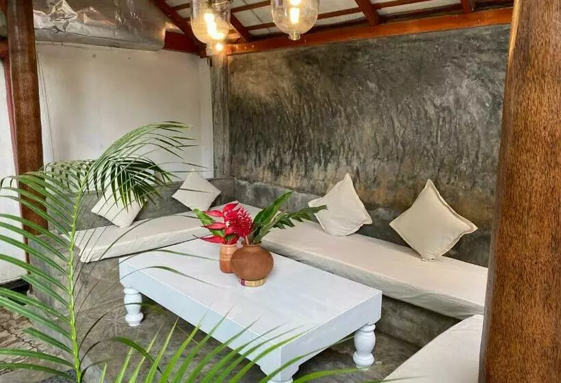 Una Beach Hotel & Olu Cafe