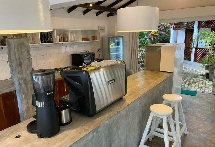 Una Beach Hotel & Olu Cafe