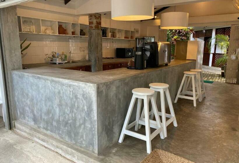 Una Beach Hotel & Olu Cafe