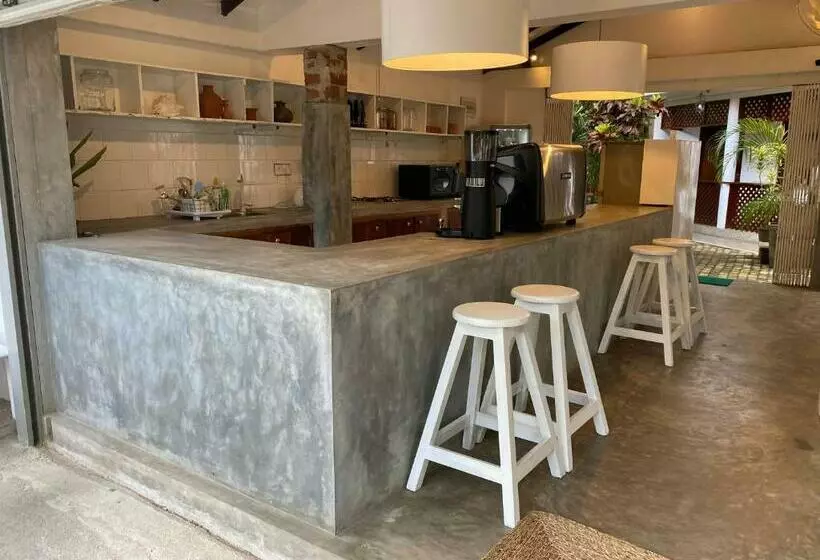 Una Beach Hotel & Olu Cafe