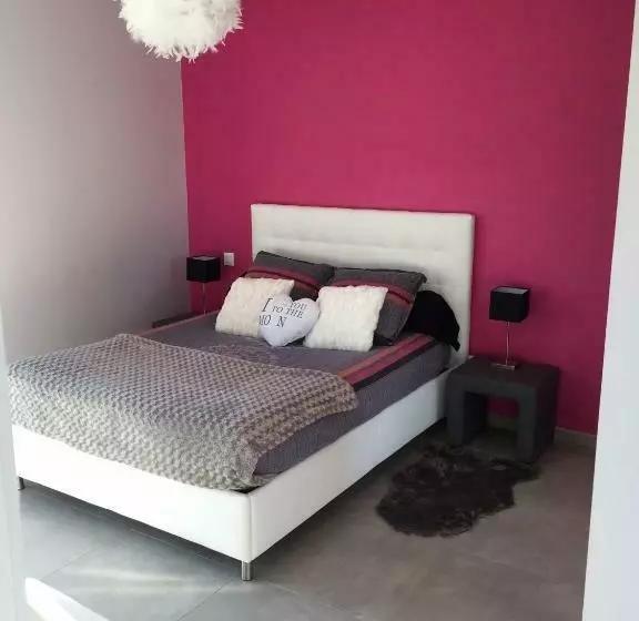 تختخواب و صبحانه La Chambre Rose