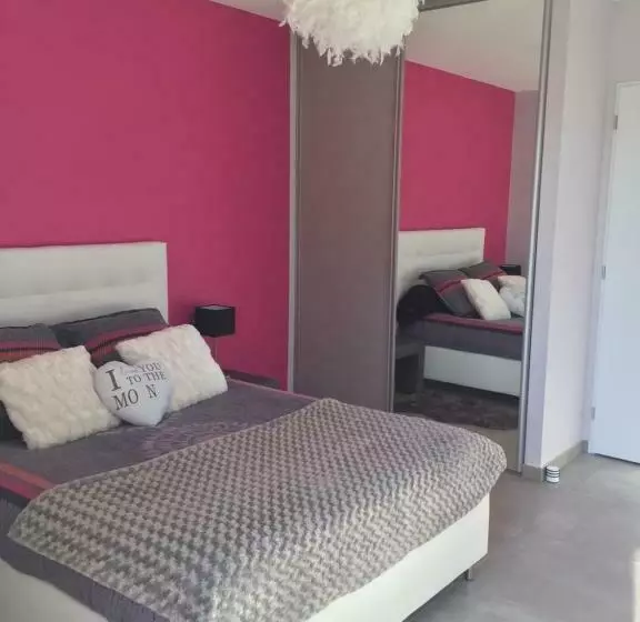 تختخواب و صبحانه La Chambre Rose