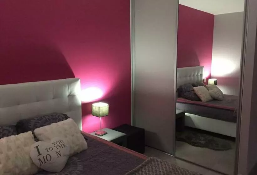 تختخواب و صبحانه La Chambre Rose