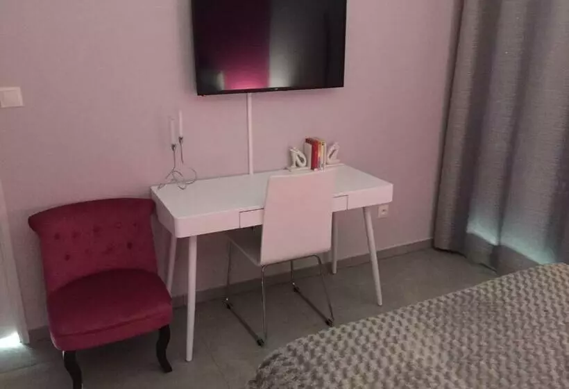 تختخواب و صبحانه La Chambre Rose