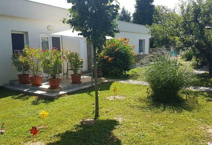 펜션 Hóvirág Apartman Balatonberény