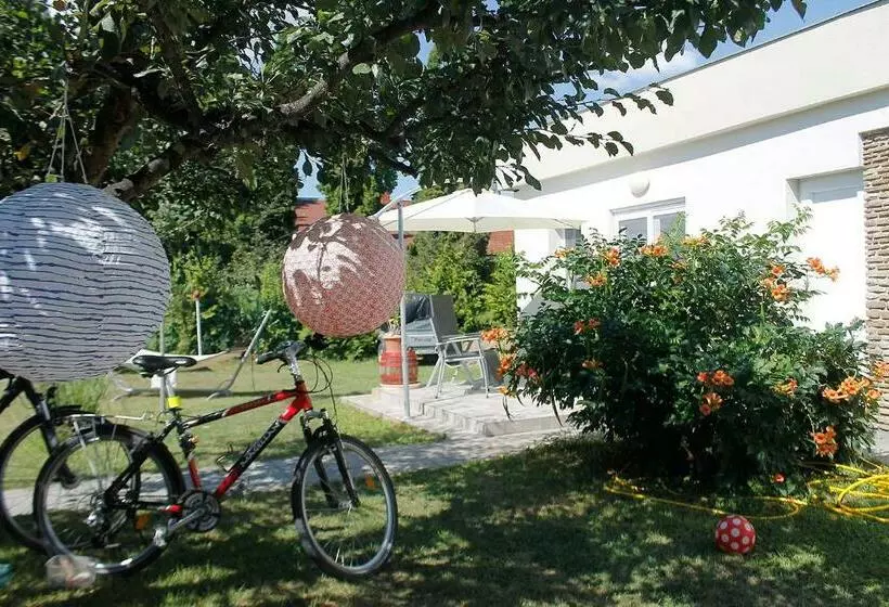 ペンション Hóvirág Apartman Balatonberény