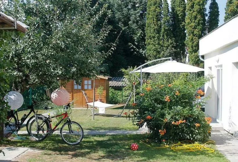 ペンション Hóvirág Apartman Balatonberény