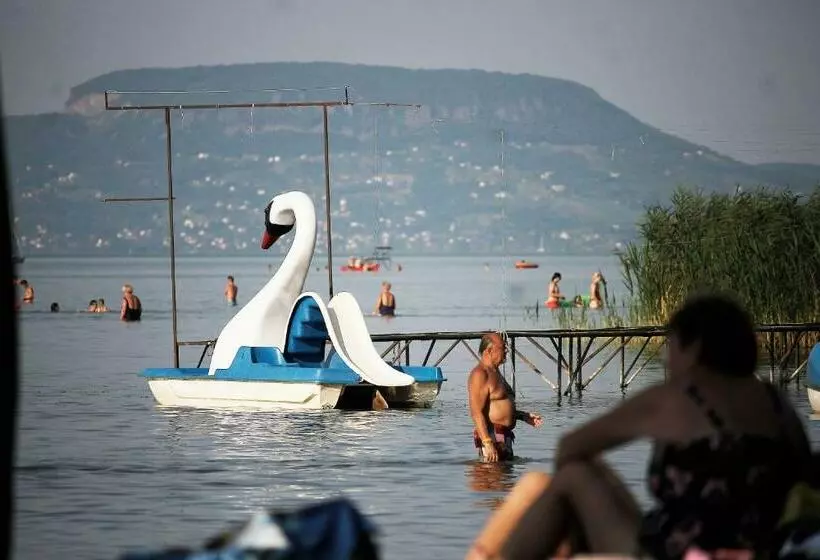 ペンション Hóvirág Apartman Balatonberény