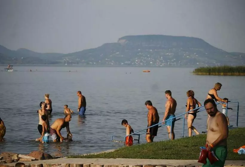 ペンション Hóvirág Apartman Balatonberény