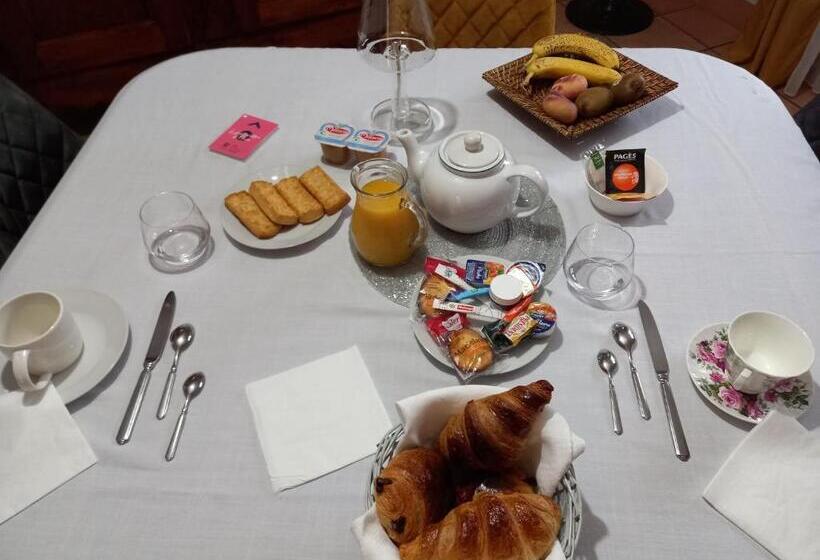 پانسیون Le Mazet En été   Studio En Garrigue Nimoise