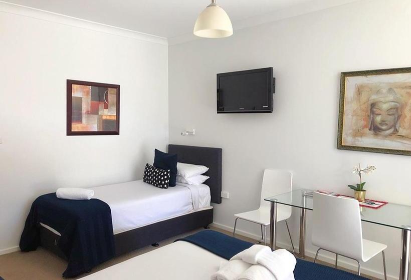 Отель Canberra Short Term & Holiday Accommodation