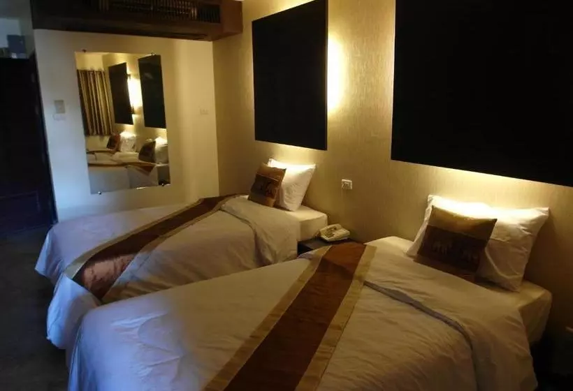 Отель Tawan Court