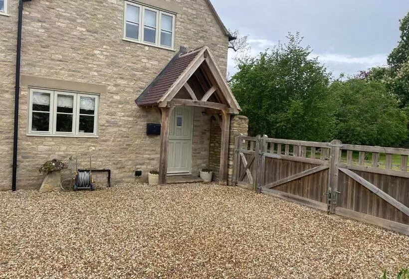 Aamiaismajoitus (B&B) Field End House Strawberry Lane Meysey Hampton