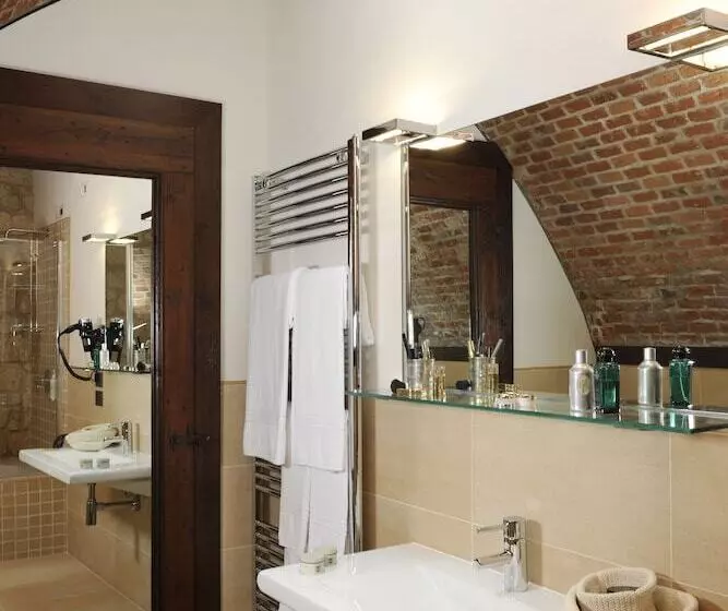 Delser Verona Manor House