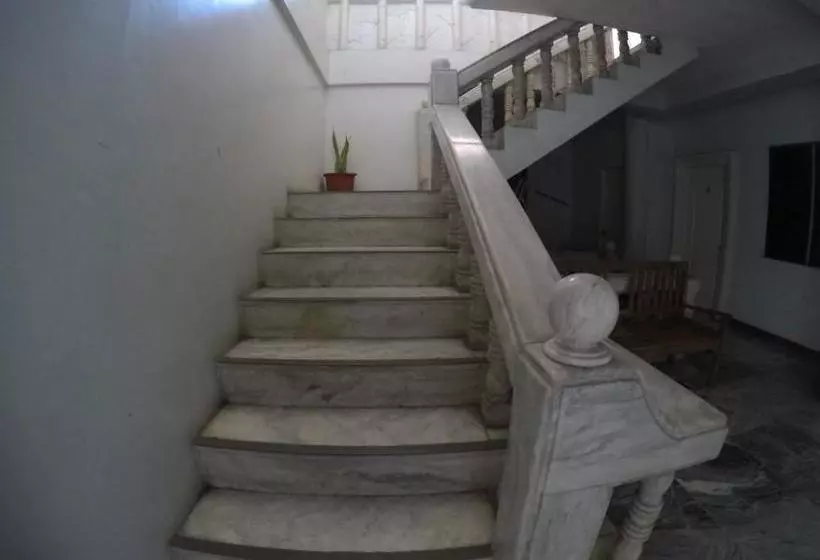 Hotelli Pe Re Aristo Guesthouse