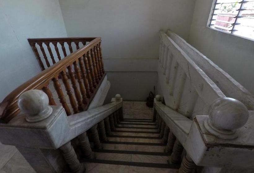 فندق Pe Re Aristo Guesthouse